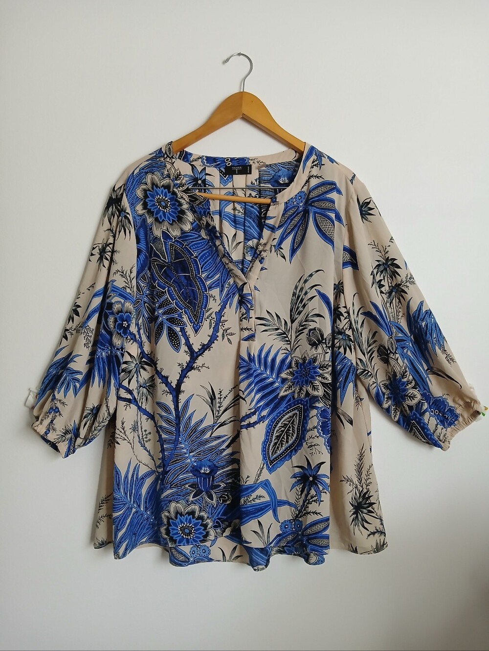 Tahari Woman Blouse Size 3X Floral Very Pretty